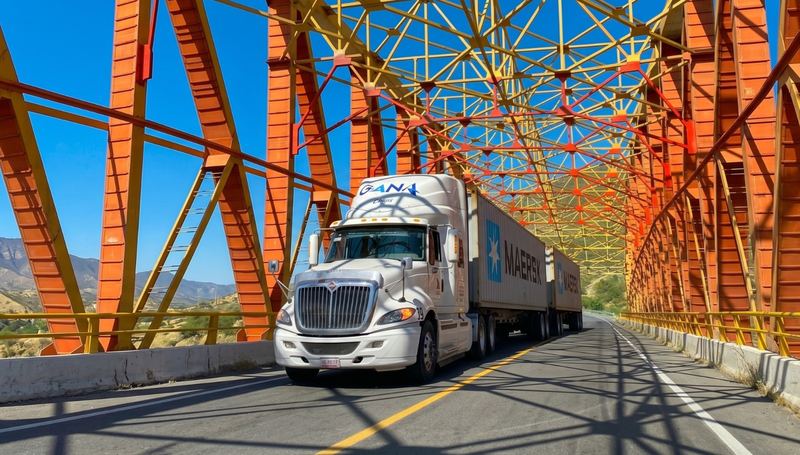 GANA — Full con Maersk cruzando puente